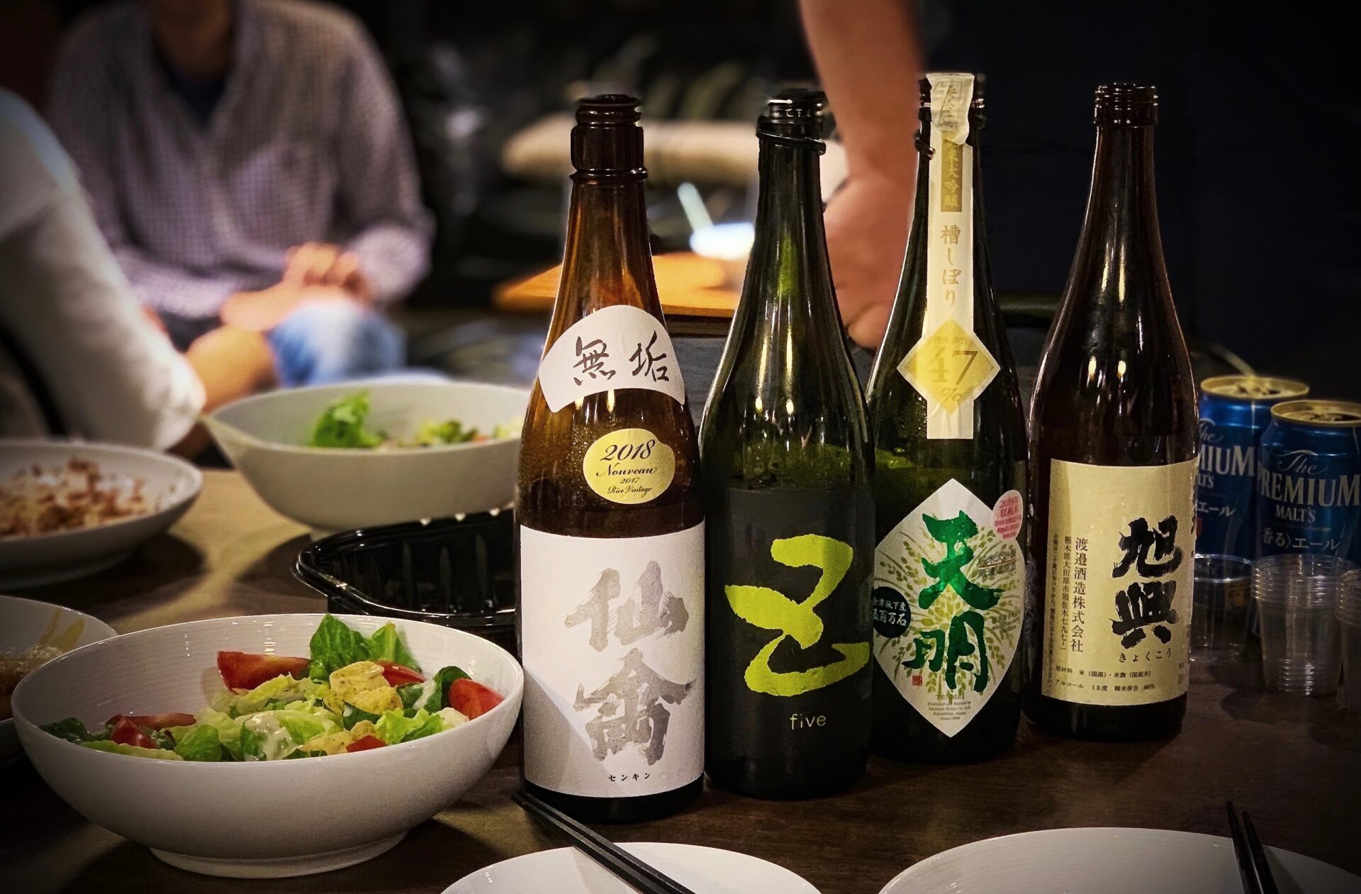 日本酒四本と食べ物が写っているサムネイル